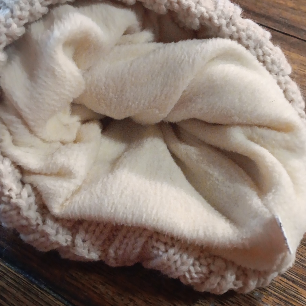 Piozaed Womans Cream Knit Beanie with Pom Pom - Picture 4 of 5